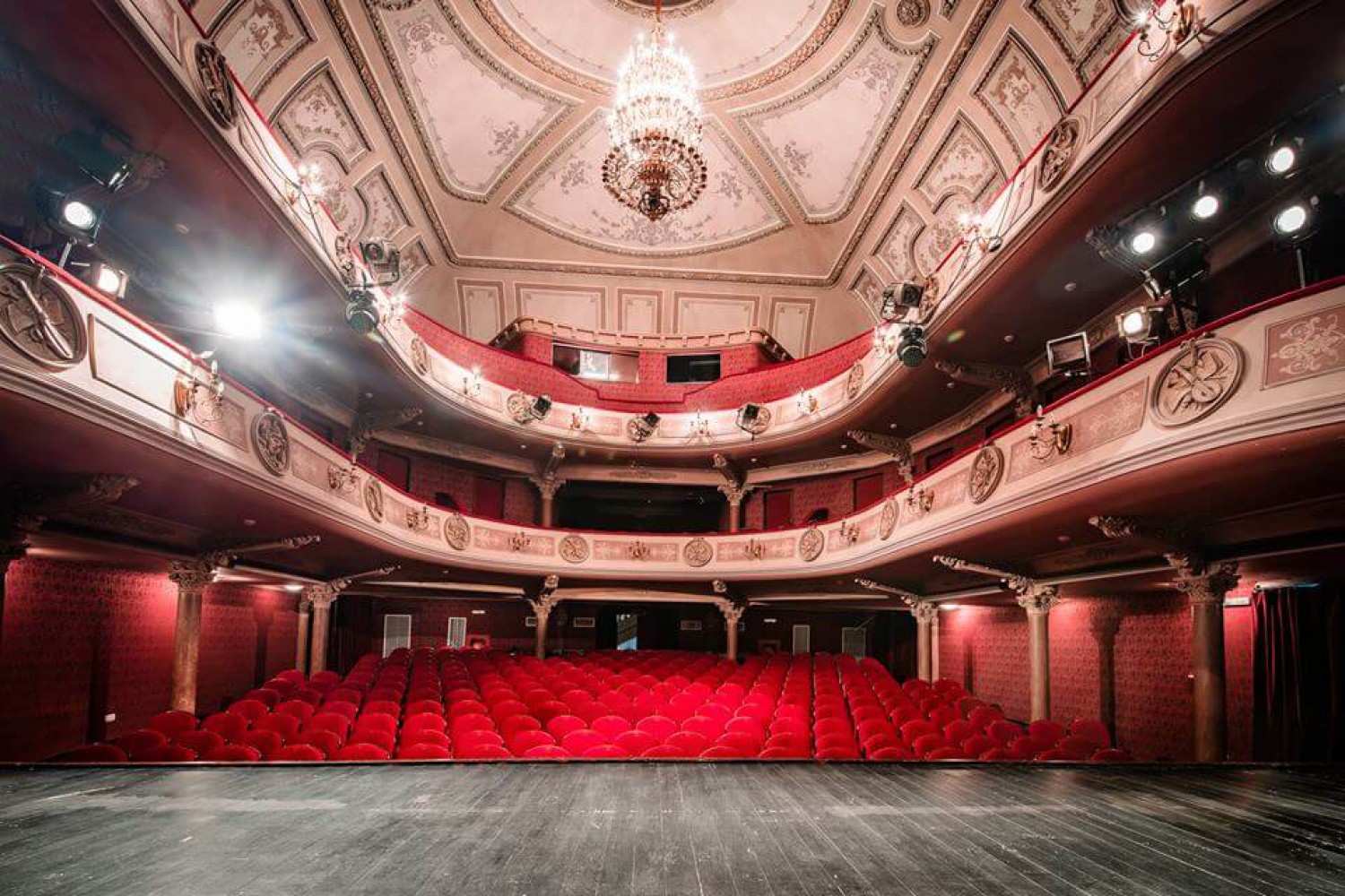 Top 3 piese de teatru la care să mergi cu iubitul ori iubita