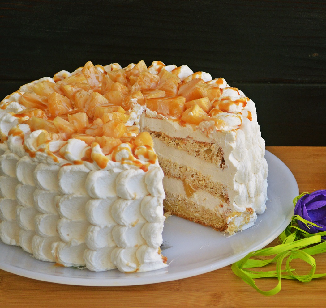 Tort cu frișcă, ananas și caramel.