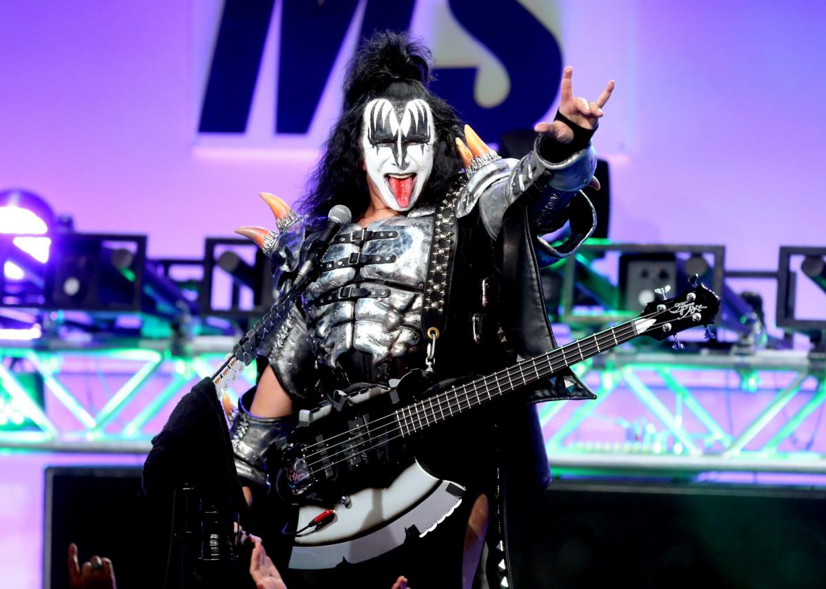 Gene Simmons, liderul trupei KISS, și-a asigurat limba