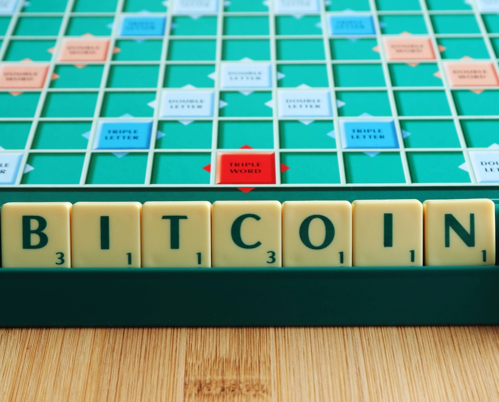 12 cuvinte și expresii preluate de români din limba engleză. Ce înseamnă de fapt