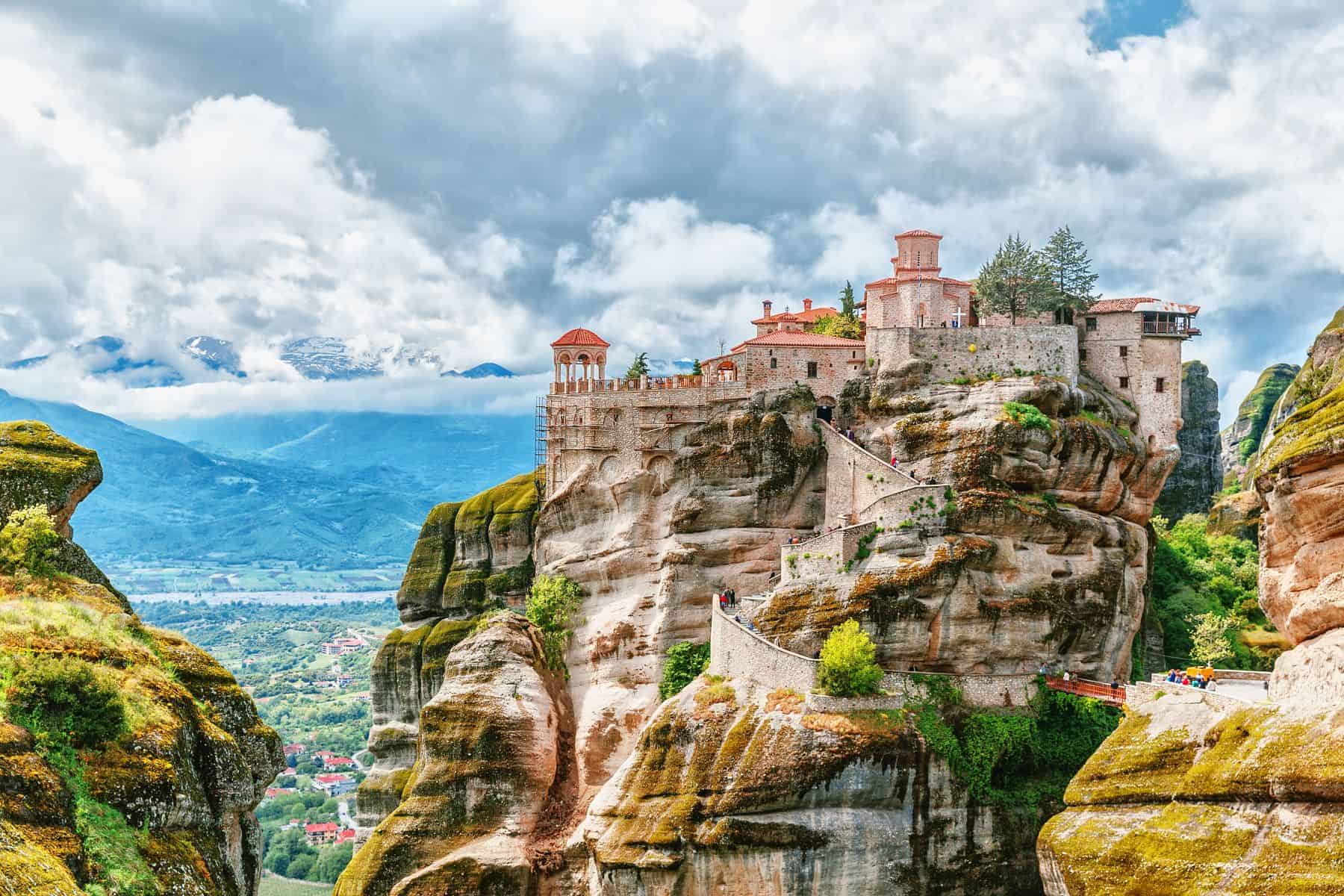 Mănăstiri construite pe vârful stâncilor. Meteora
