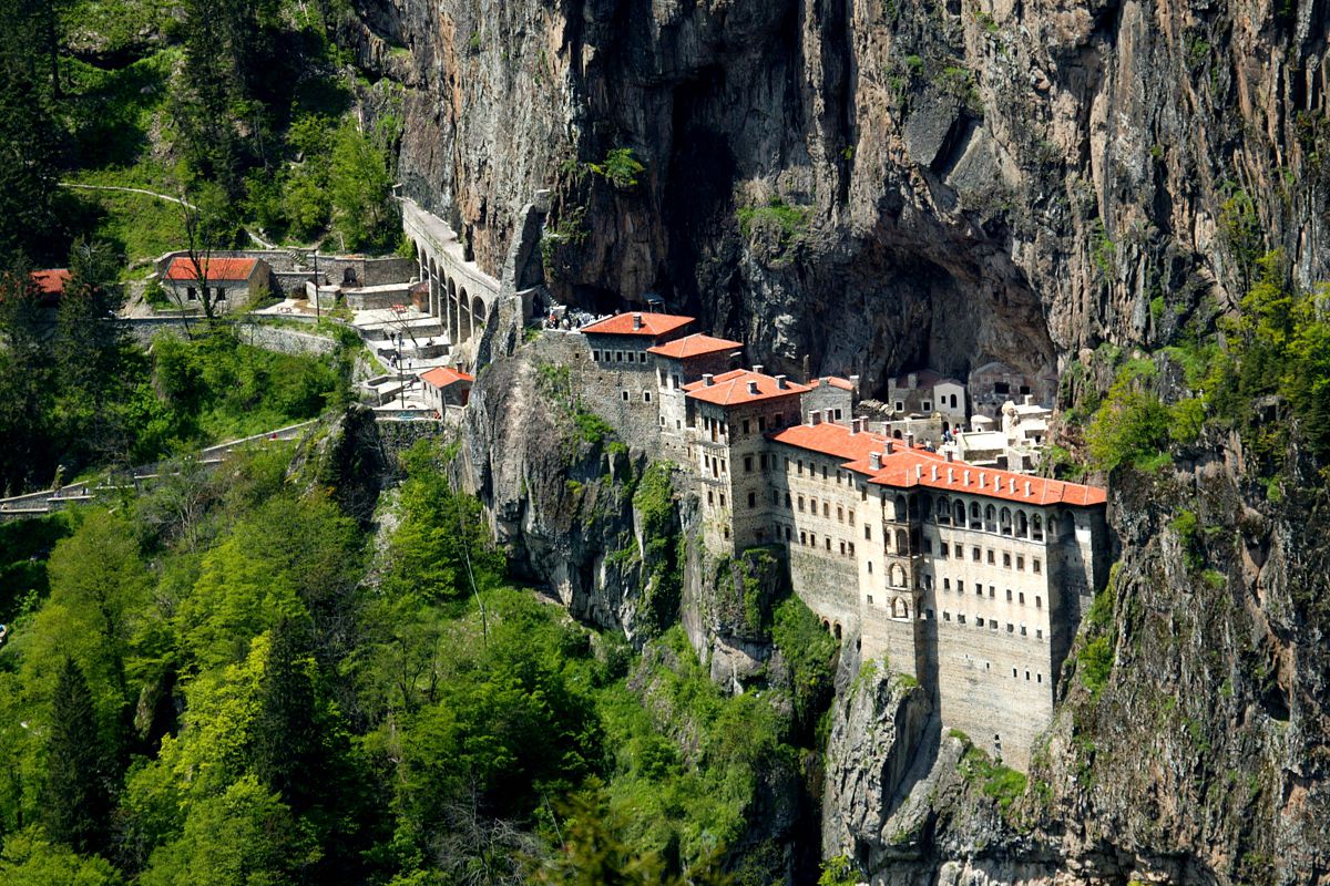 Mănăstiri construite pe vârful stâncilor. Sumela, Turcia
