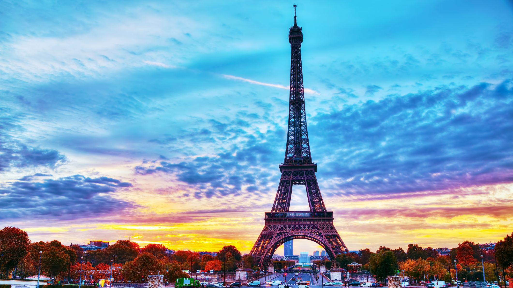 Câte trepte are și ce scrie pe Turnul Eiffel