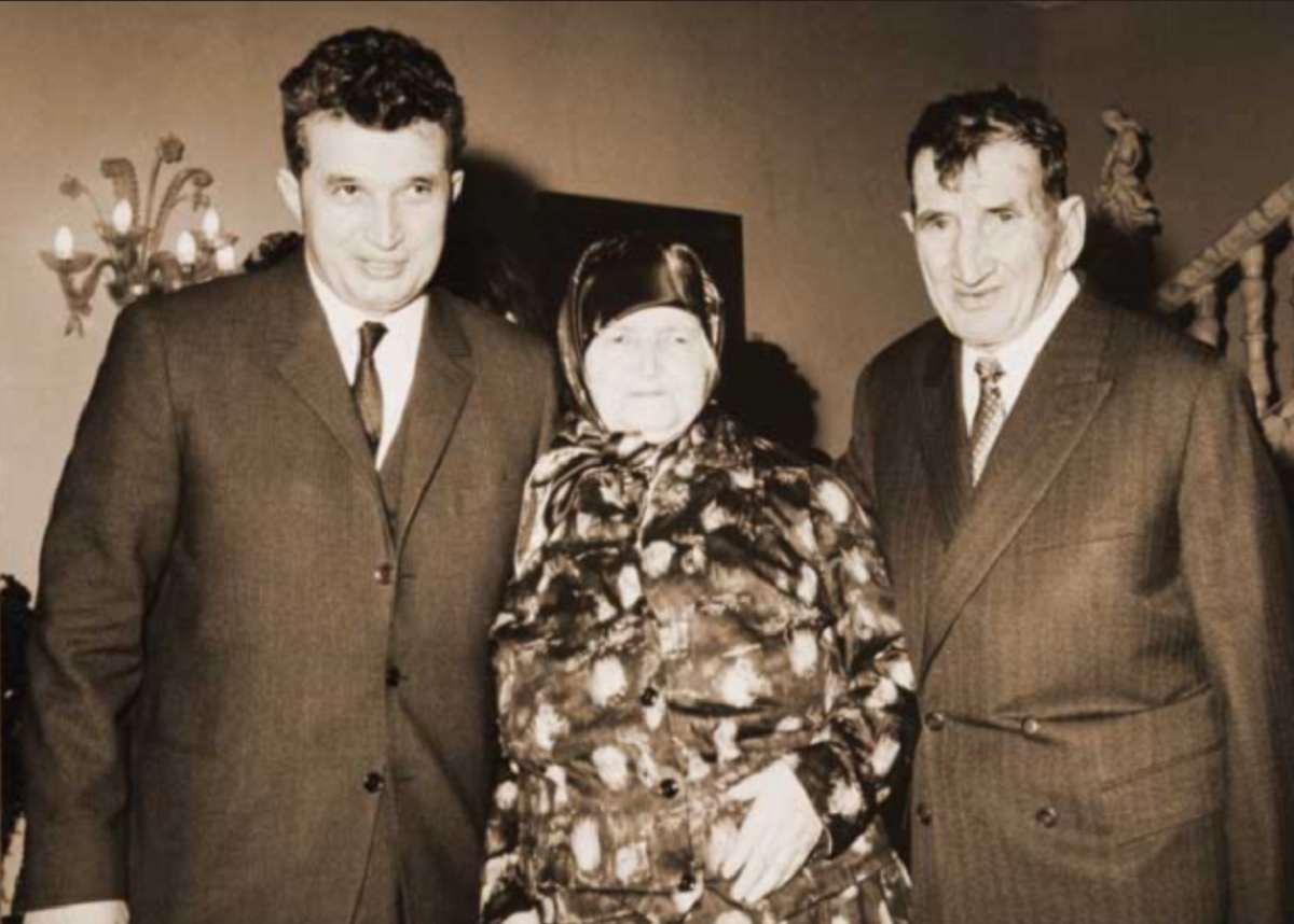 Nicolae Ceaușescu, alături de părinții lui