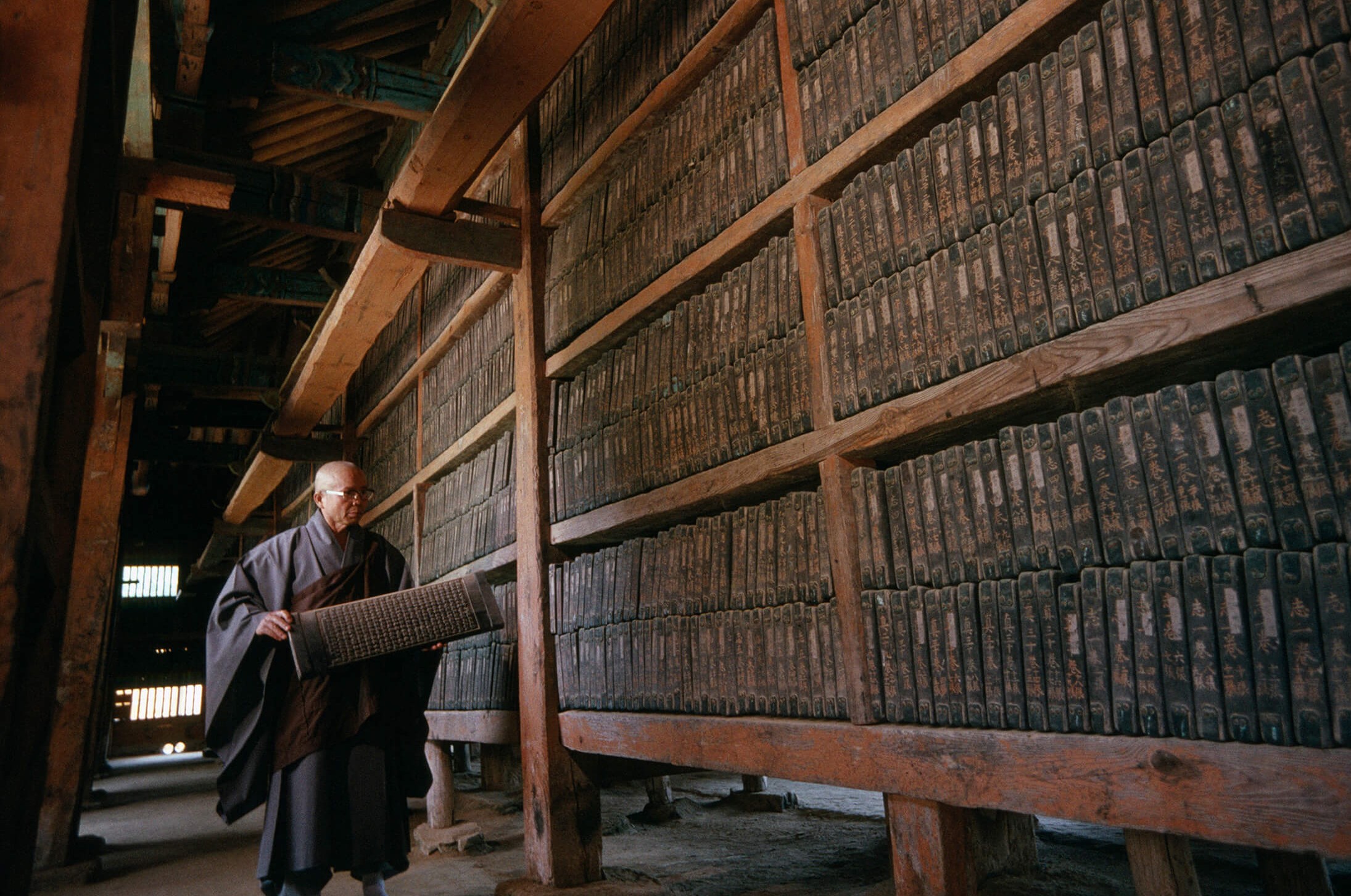 Ce conține „biblia” budistă. A fost scrisă pe 81.000 de plăci de lemn