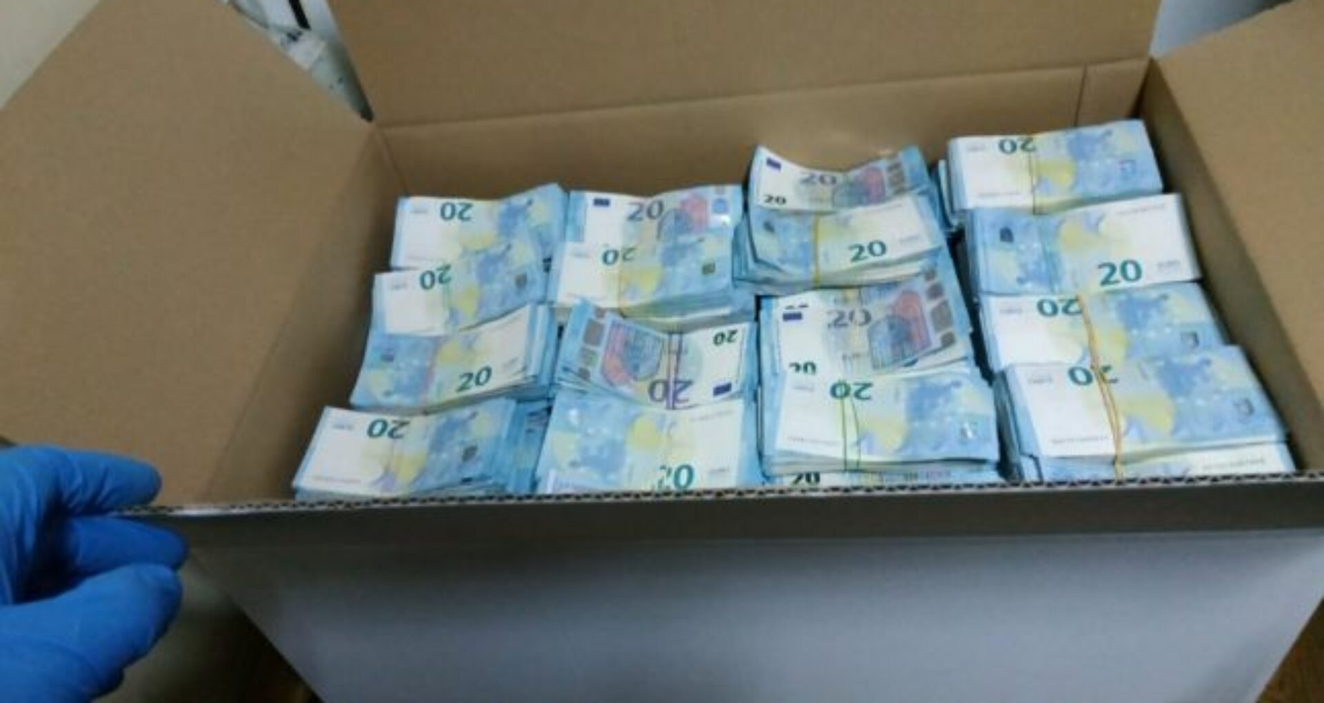 Amenzi usturătoare pentru cei care sunt prinși în vamă cu o sumă mai mare de 10.000 de euro