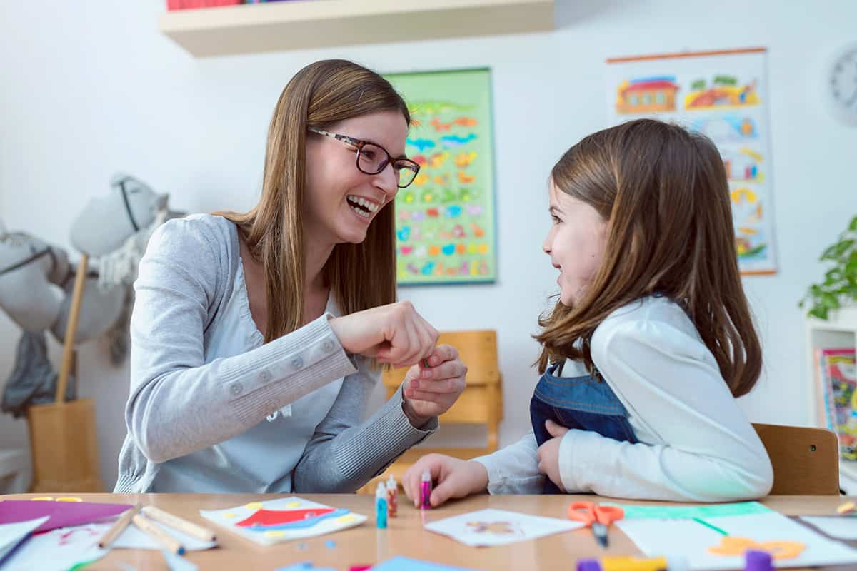Ce salariu are o bonă în România și ce atribuții îi revin de fapt