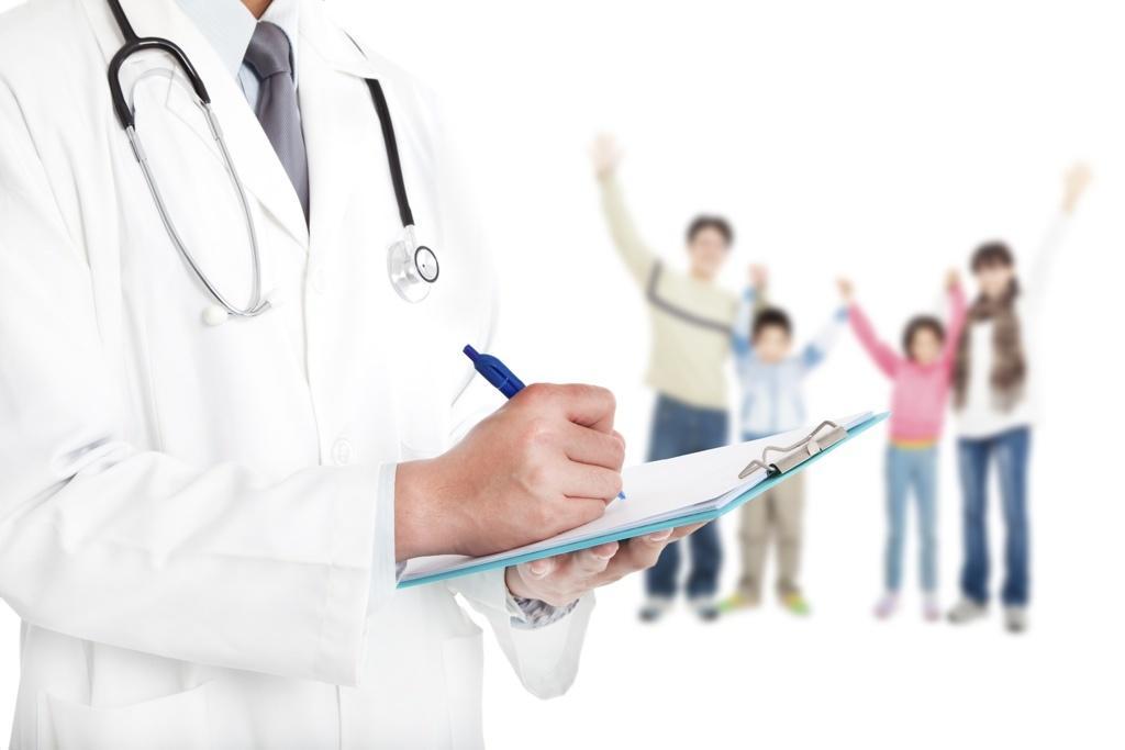 Salarii de două ori mai mici pentru medicii români