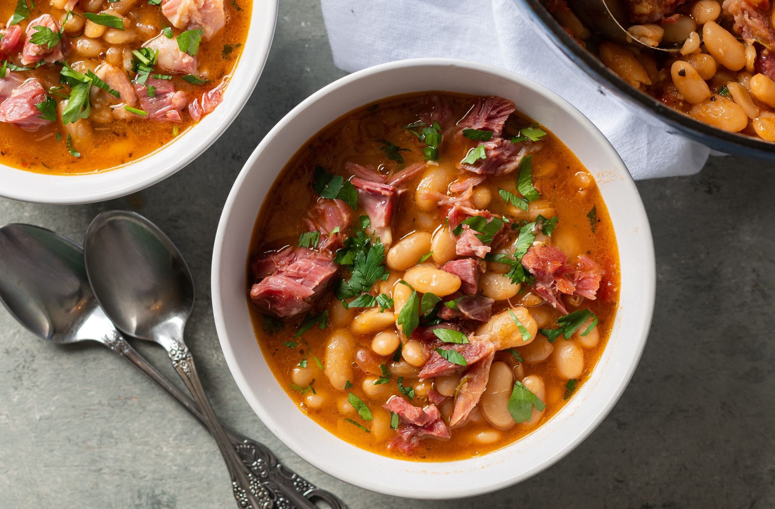 Cum se prepară ca la carte fasolea cu ciolan și cum trebuie să o afumi