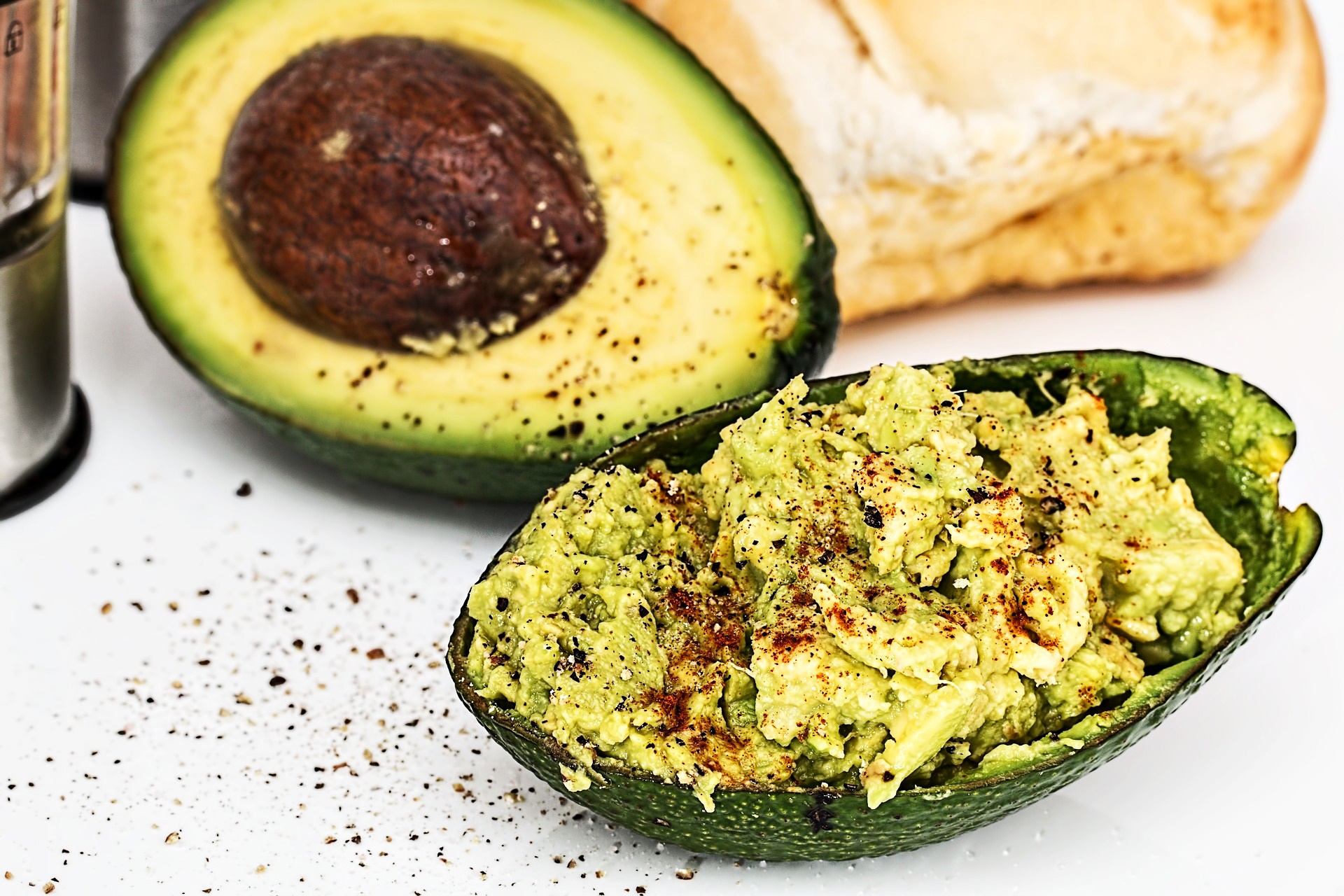 Cum recunoști un avocado copt, numai bun de servit