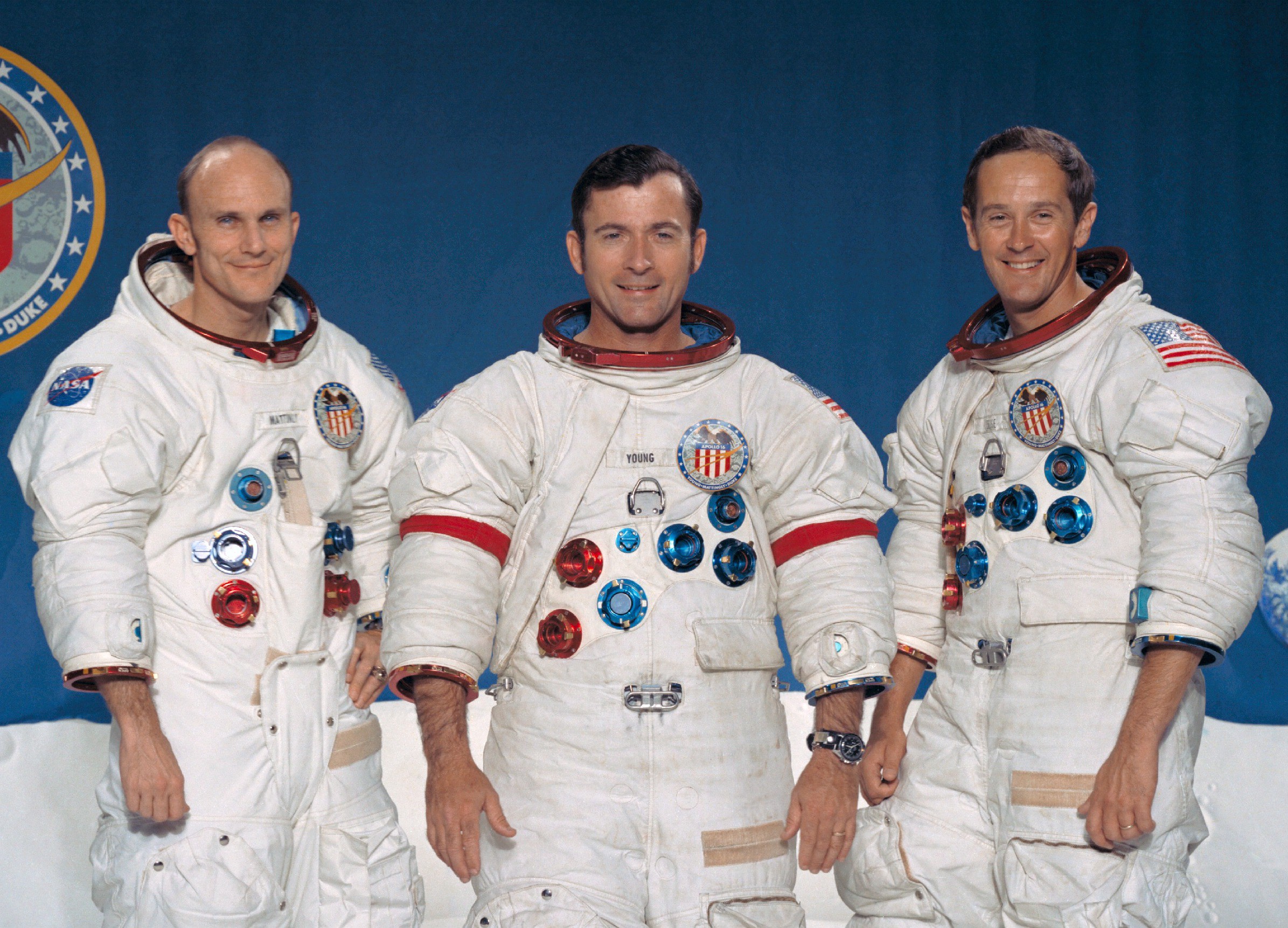 Oameni care au pășit pe Lună - Apollo 16. De la stânga la dreapta: Thomas K. Mattingly II, John W. Young and Charles M. Duke Jr.