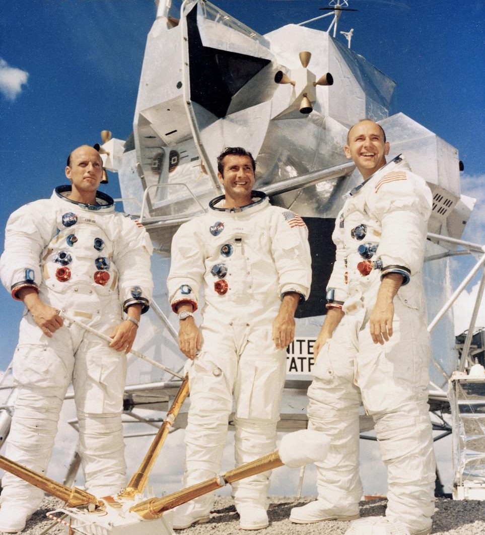 De la stânga la dreapta, este: astronauții Charles Conrad, comandantul navei spațiale; Richard F. Gordon, pilot al Modulului de comandă „Yankee Clipper”; și Alan L. Bean, pilot al Modulului Lunar 