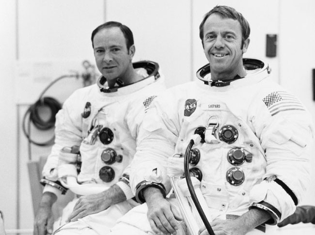 Astronauții Alan B. Shepard Jr. (dreapta), comandantul, și Edgar D. Mitchell, pilotul