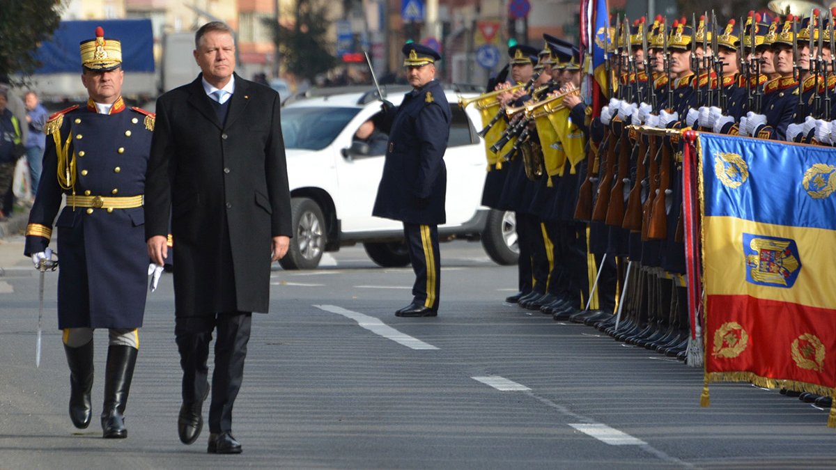 Klaus Iohannis la o paradă militară de 1 decembrie