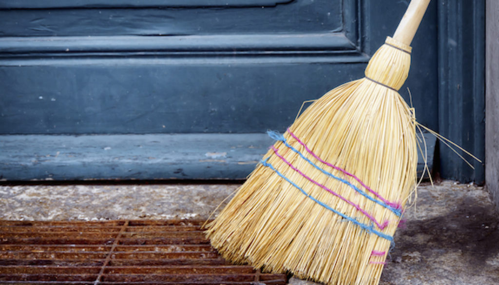 Superstiții din popor. Lucruri pe care nu e bine să le dai din casă - Mătura