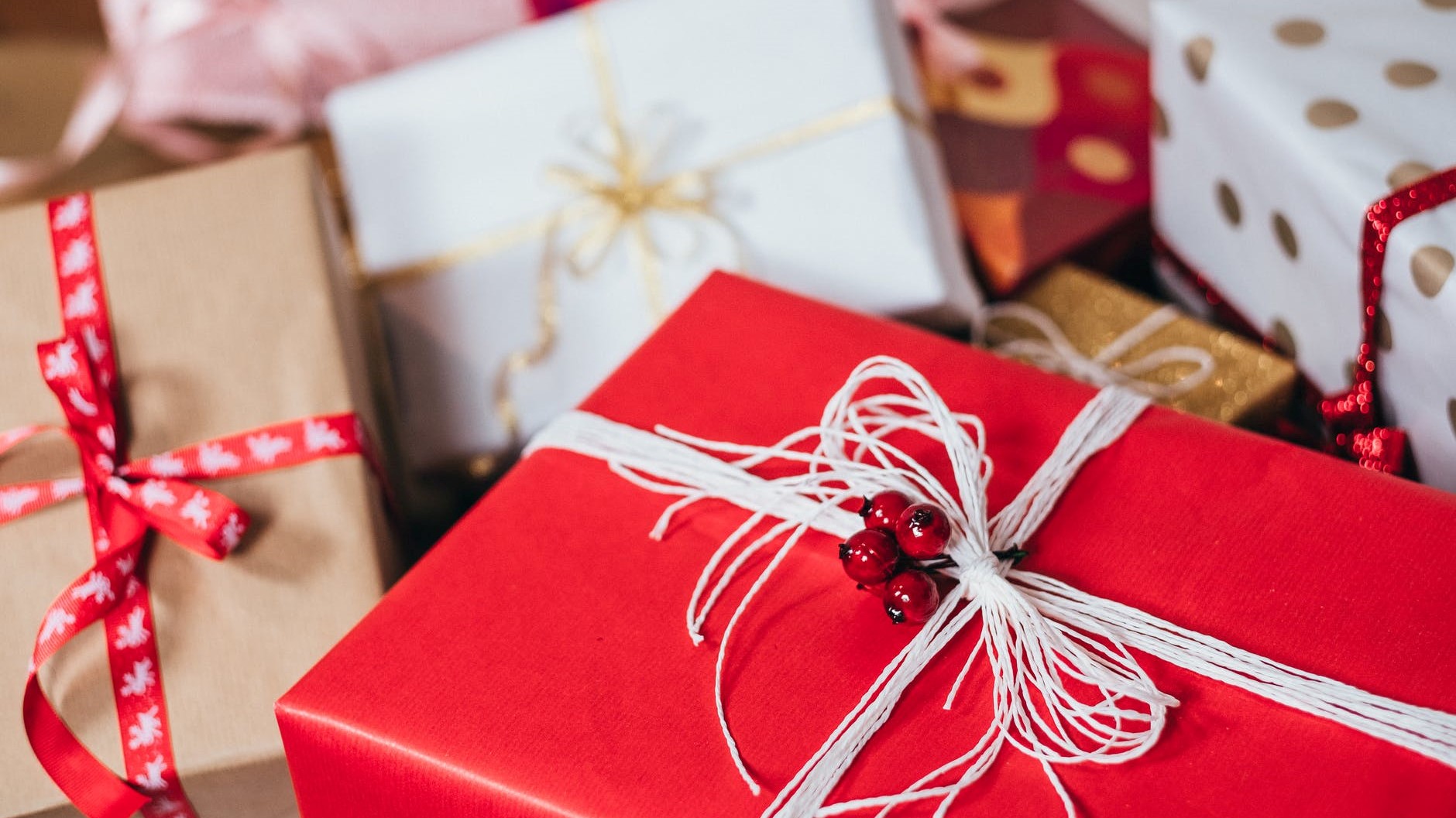 Cadouri Secret Santa băieți și fete. 15 idei și recomandări de daruri cu care nu dai greș