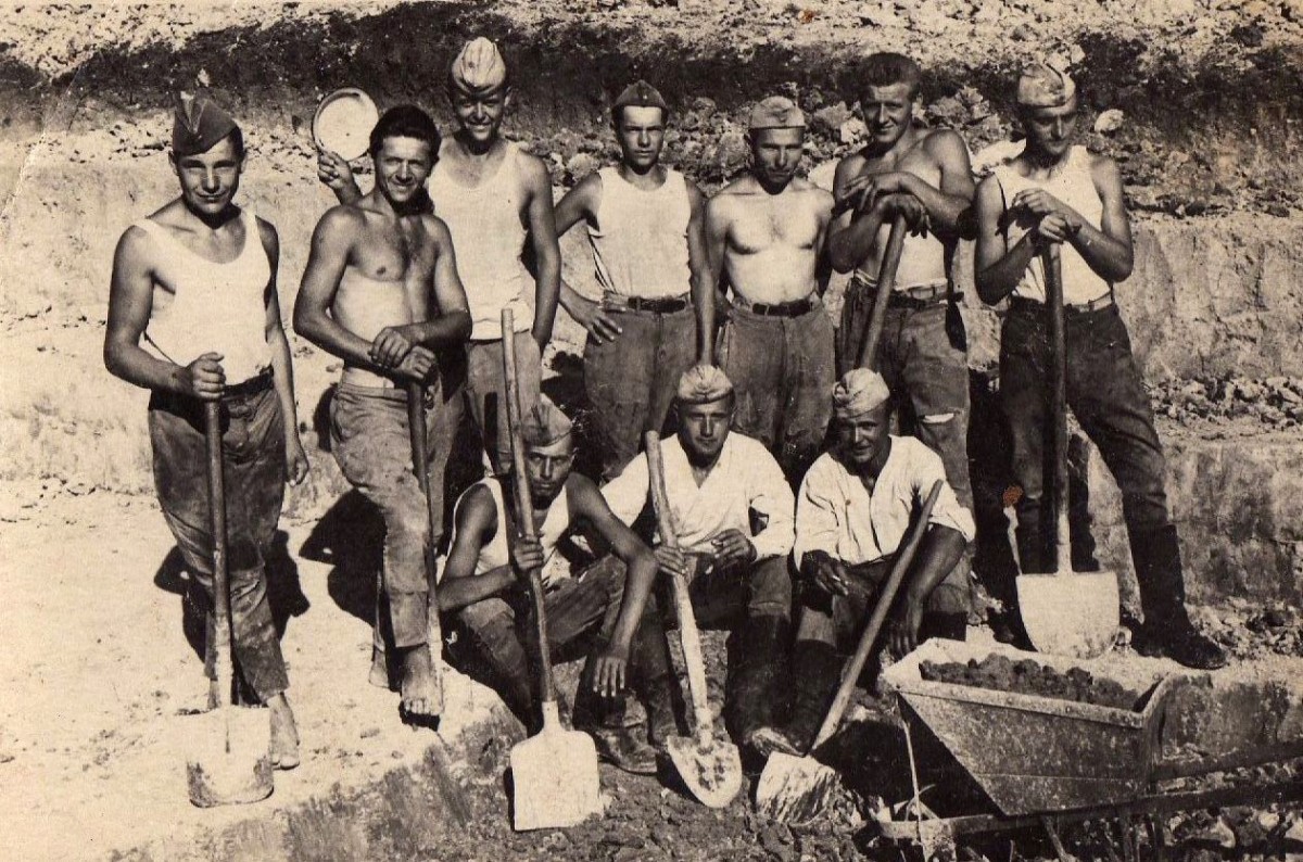 Ce însemna muncă patriotică pe vremea lui Ceaușescu. La ce erau de fapt supuși românii