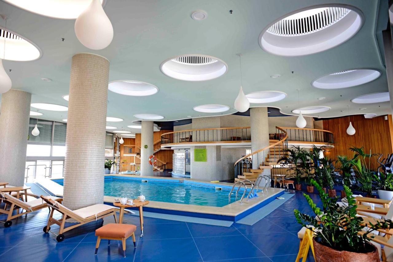Piscina hotelului InterContinental din București
