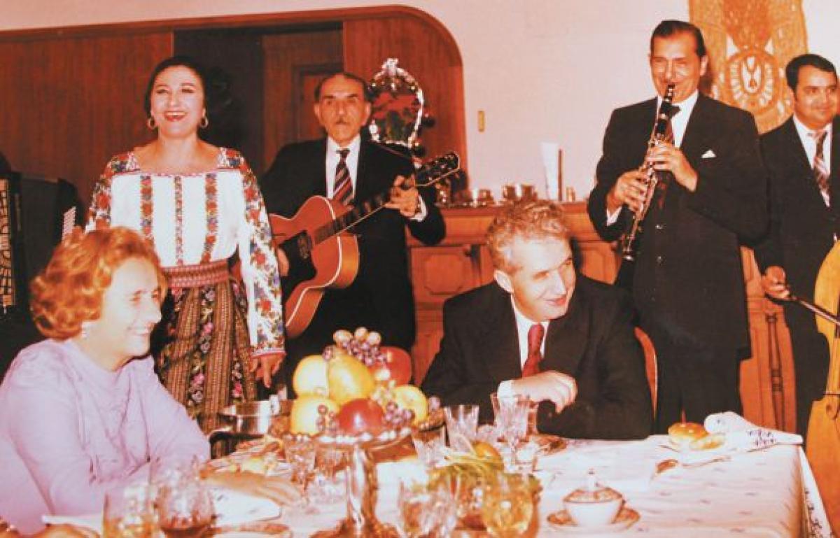 Nicolae și Elena Ceaușescu, la masa de Revelion