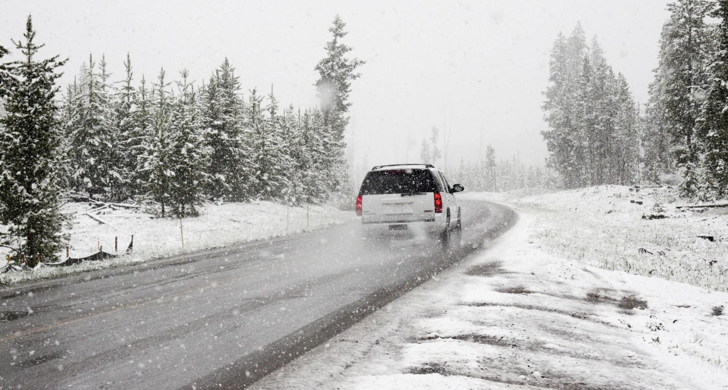 Cum se conduce corect mașina pe șoselele acoperite cu polei sau gheață