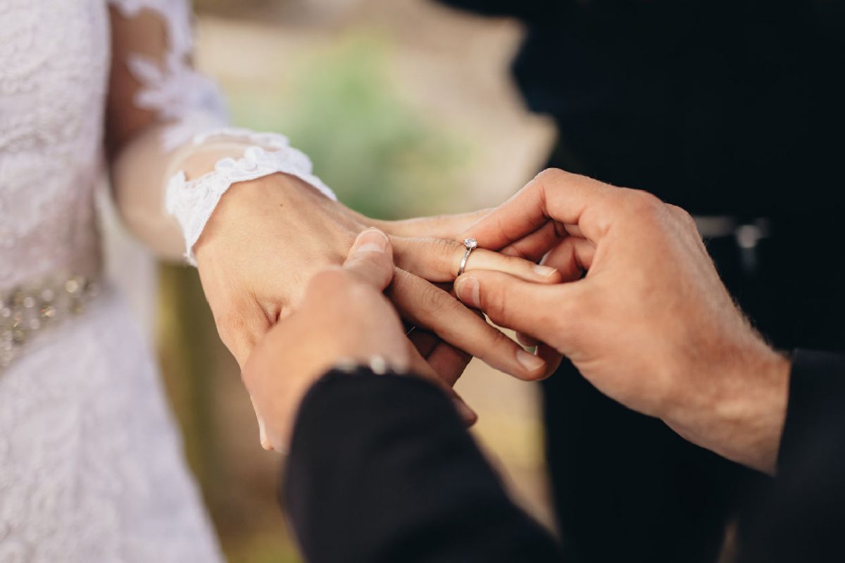Motivul pentru care femeile iau numele bărbatului după căsătorie. De unde își are originea această tradiție