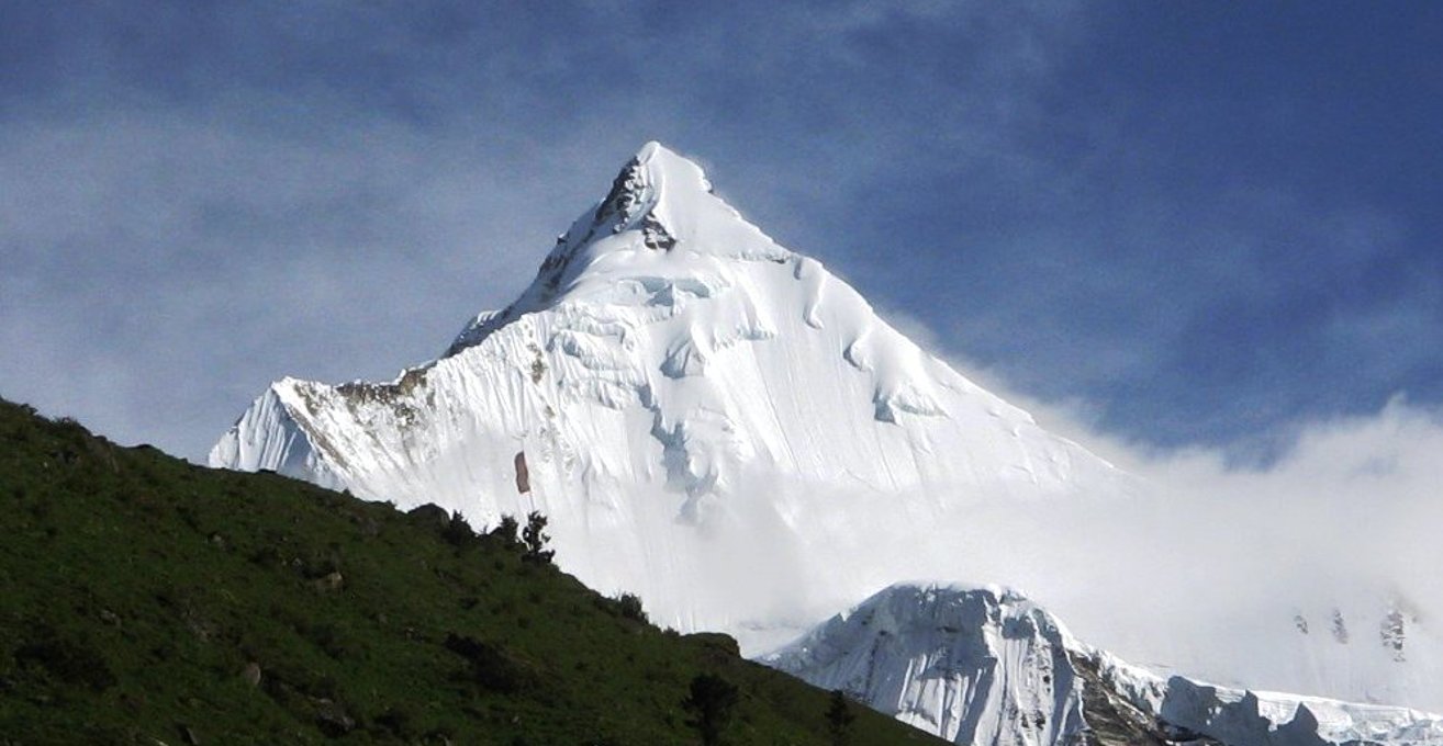 muntele interzis Gangkhar Puensum
