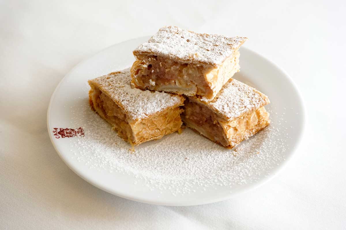 Plăcinta cu mere cu aluat fraged. Desertul nemaipomenit de bun, făcut după rețeta bunicii