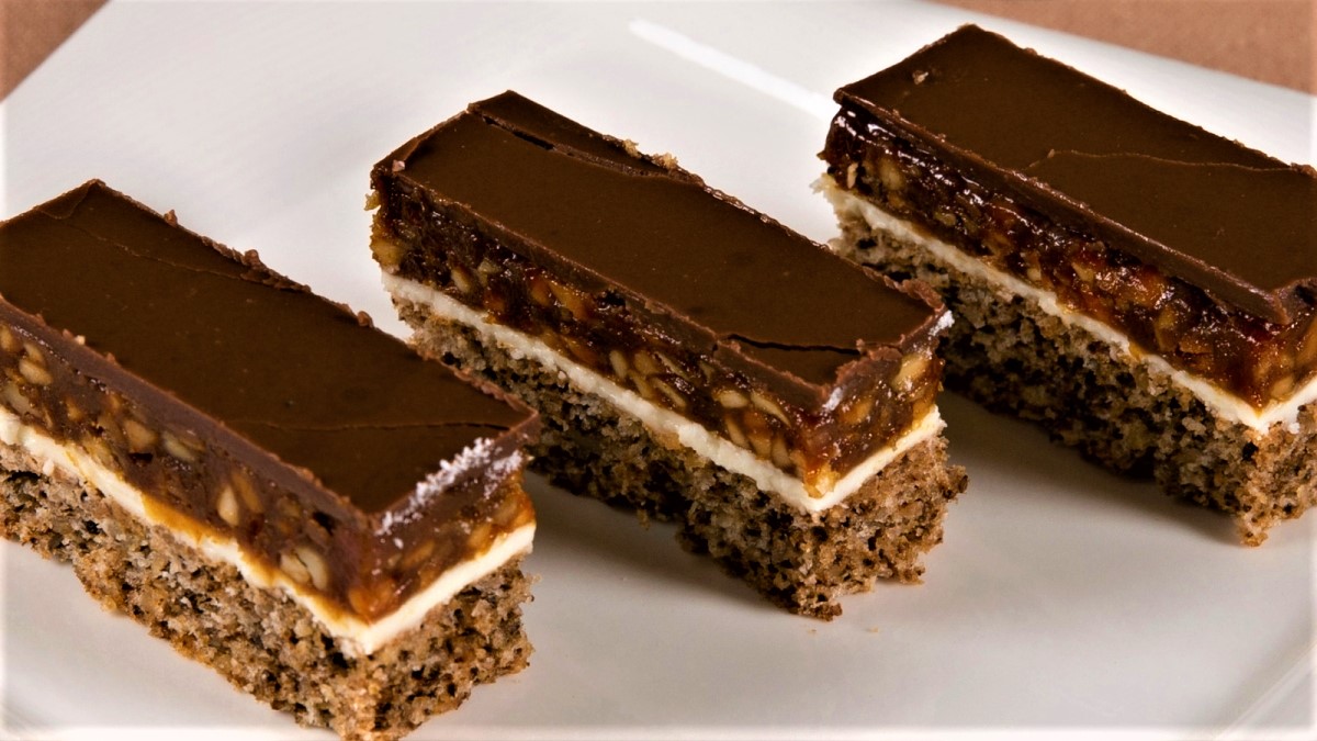 Prăjitura Snickers cu 6 ouă. Lista de ingrediente și pașii necesari pentru o prăjitură ca la cofetărie