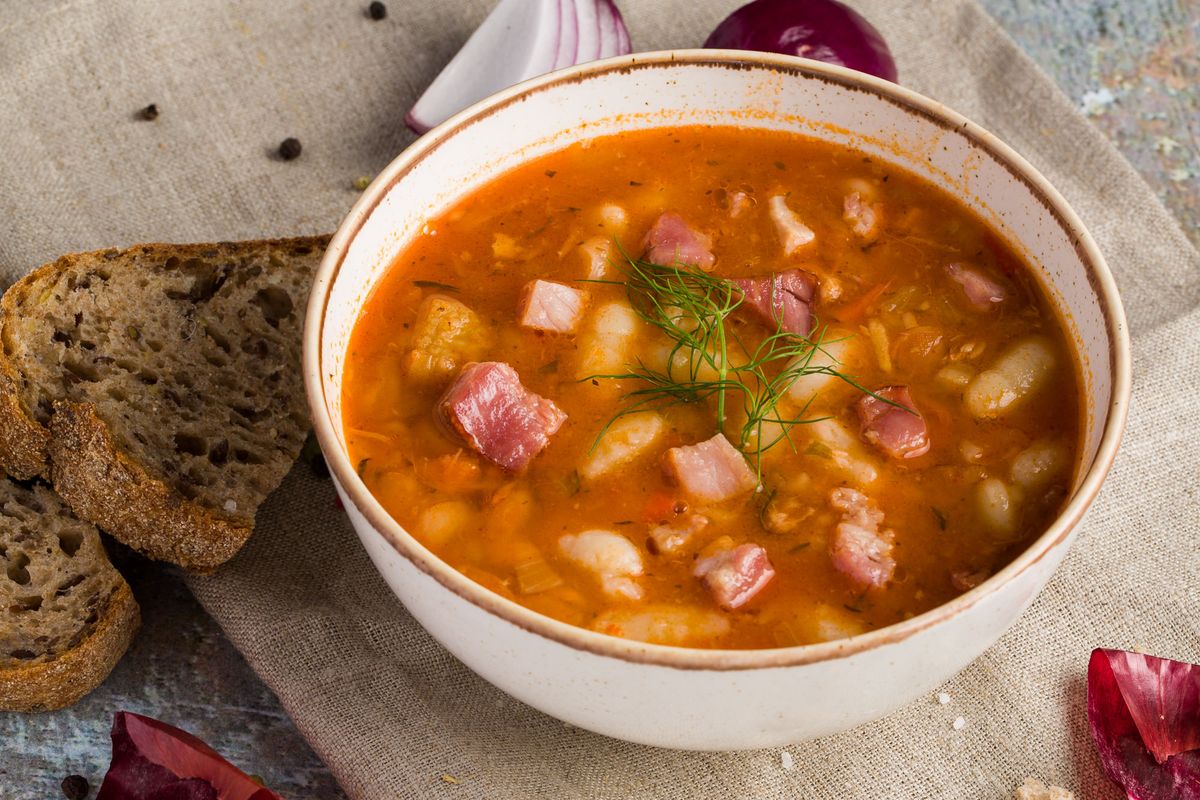 Rețetă ciorbă de fasole cu afumătură. Ce ingrediente se adaugă pentru un gust desăvârșit. Secretul gospodinelor iscusite