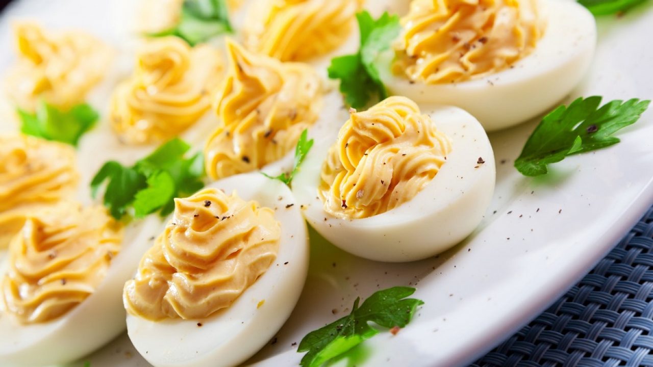 Ouă umplute. Ingredientele și pașii de urmat pentru un aperitiv nemaipomenit. Rețeta e gata în doar câteva minute