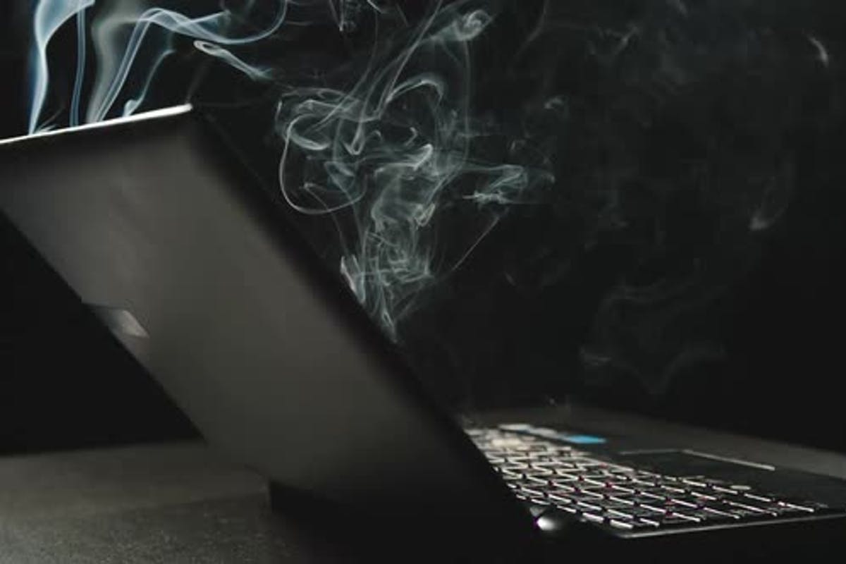 7 cele mai comune greșeli care îți pot distruge laptopul. La ce e bine să fii atent