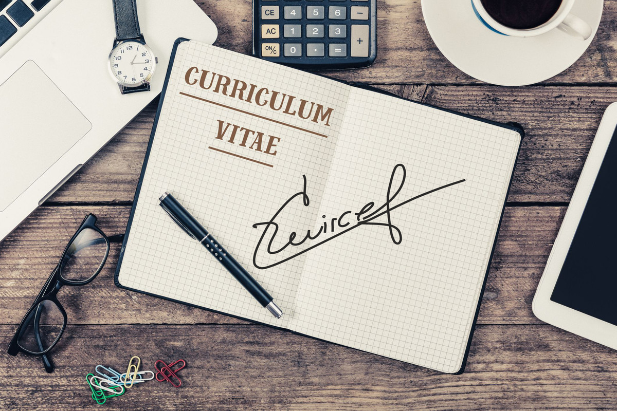 Ce trebuie să conțină un CV. Detaliile esențiale care fac diferența și pe care e bine să le menționezi. Vezi aici model CV 2022