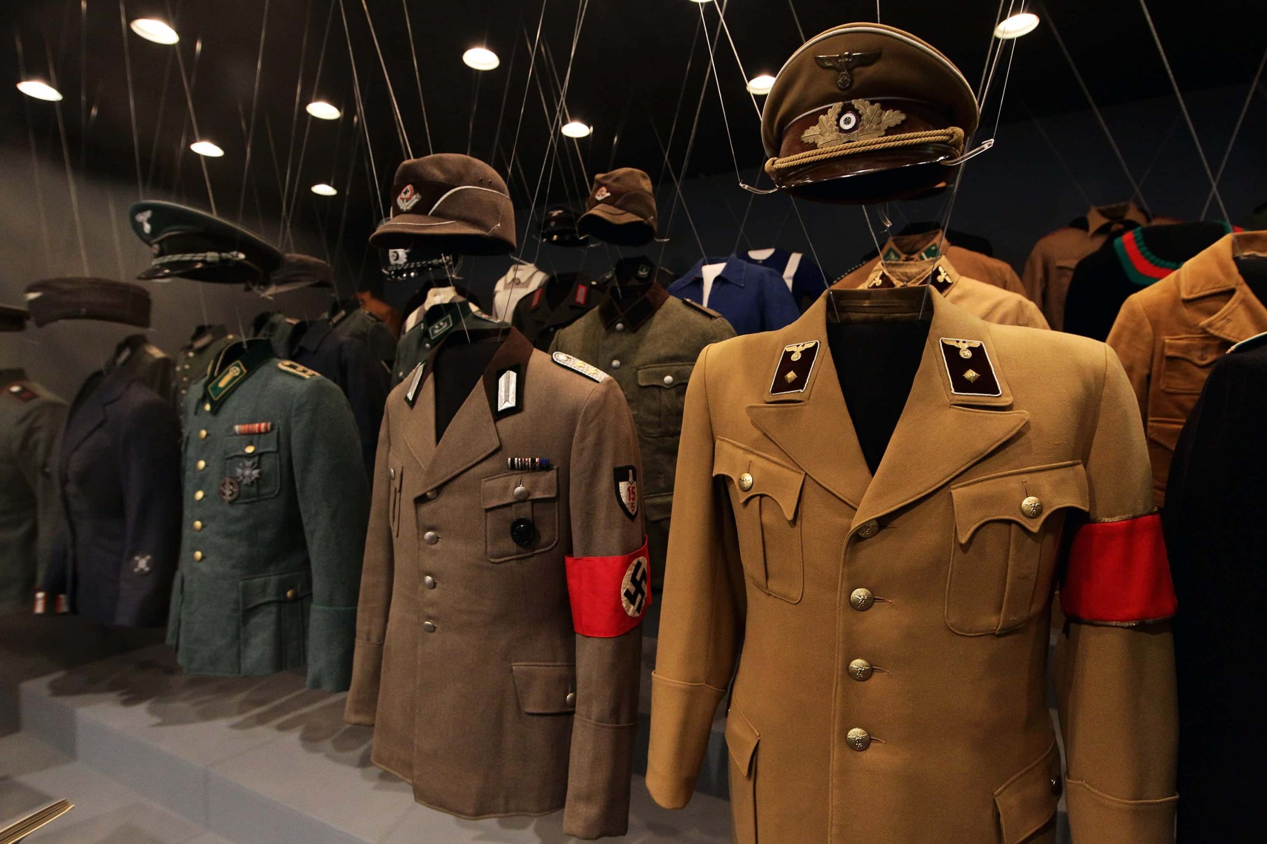 Uniformele lui Adolf Hitler și ale regimului său, fotografiate în timpul unei avanpremiere de presă a expoziției