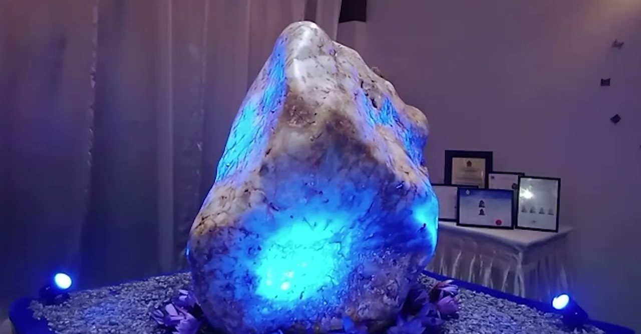 Safirul de 310 kilograme este o piatră foarte rară