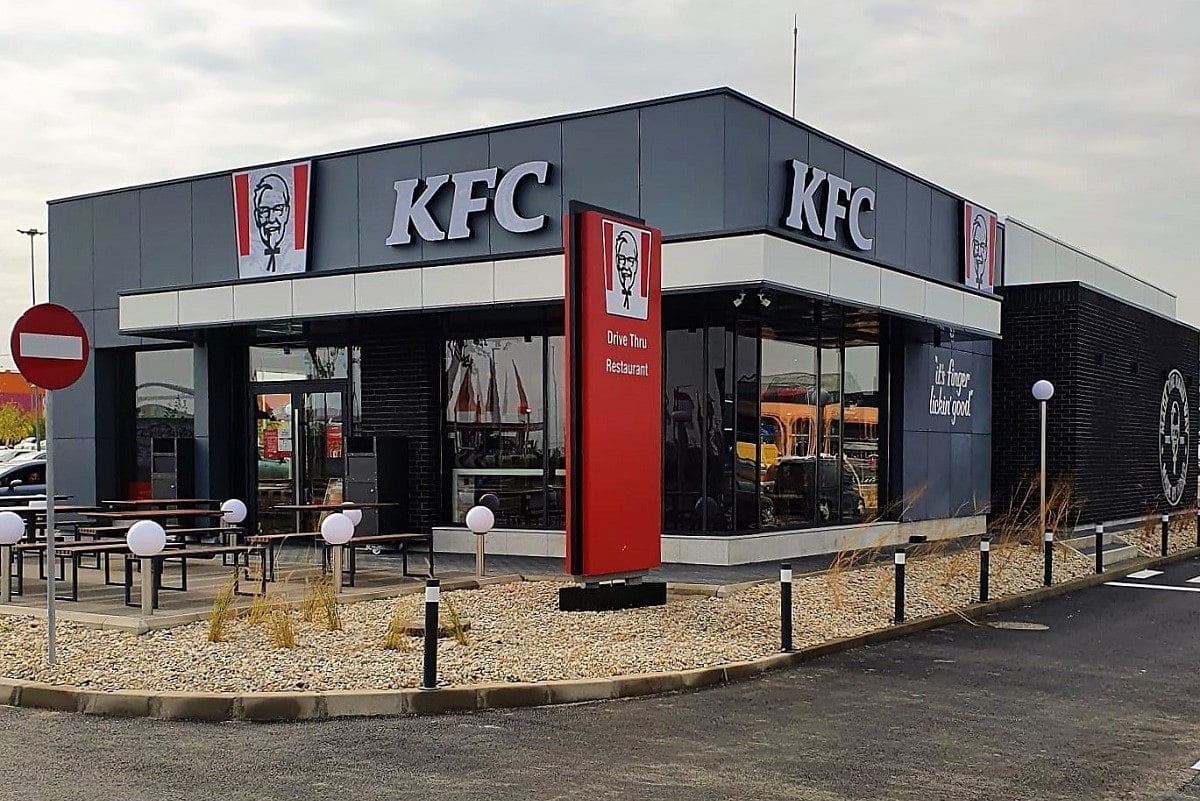 De la ce vine numele KFC și când a apărut primul restaurant în România