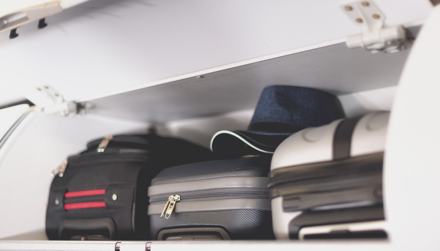 Ce lucruri sunt interzise în bagajele de mână din avion