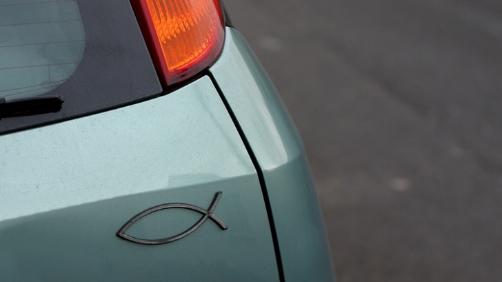 Simboluri ciudate de pe mașinile din România. Ce semnificație are simbolul peștelui
