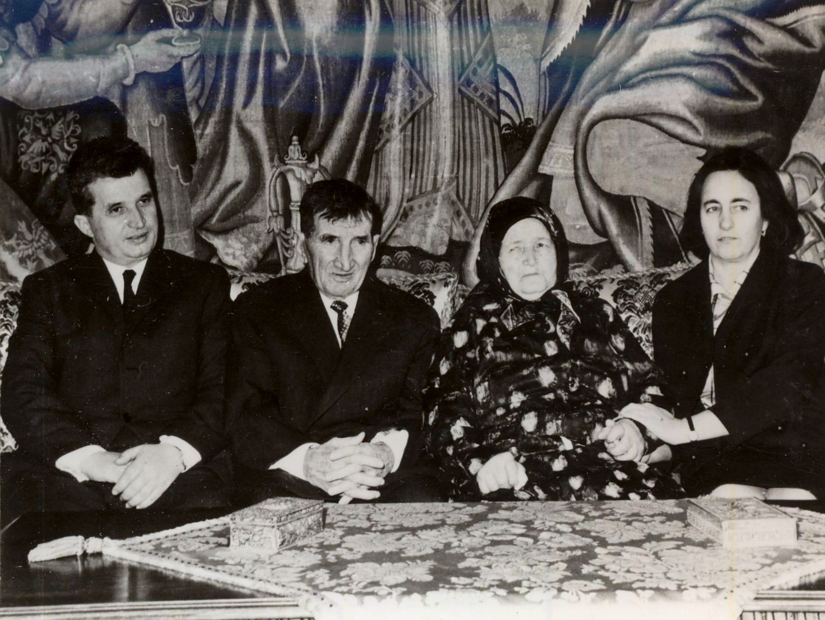 Nicolae Ceaușescu, alături de soția și părinții lui