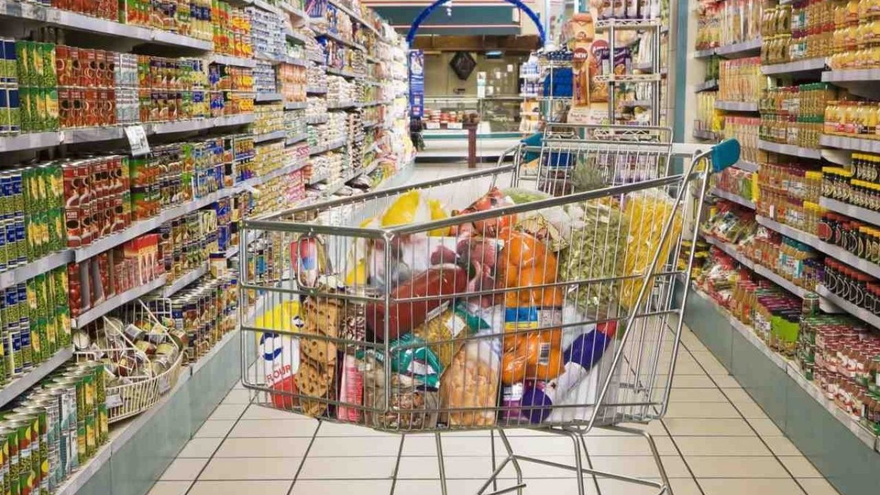 De ce e bine să te uiți pe raftul de sus sau cel de jos, când vrei să cumperi ceva. Trucurile nebănuite folosite de supermarketuri