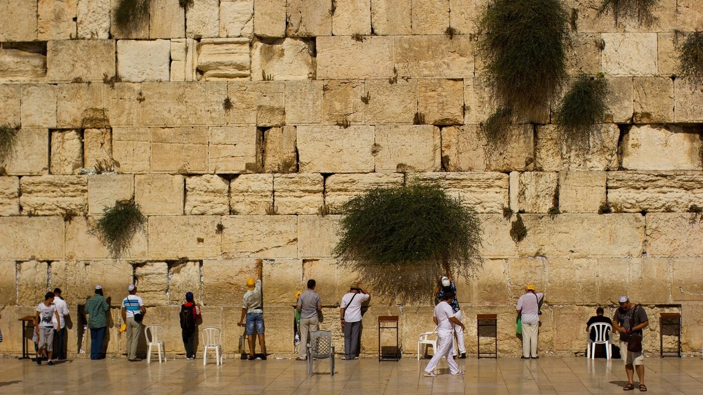 Curtea Supremă din Israel a hotărât ridicarea de la 50 la 100 numărul credincioșilor care se roagă la Zidul Plângerii