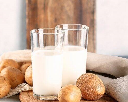 Ce gust are laptele de cartof, cel mai nou înlocuitor al laptelui de origine animală