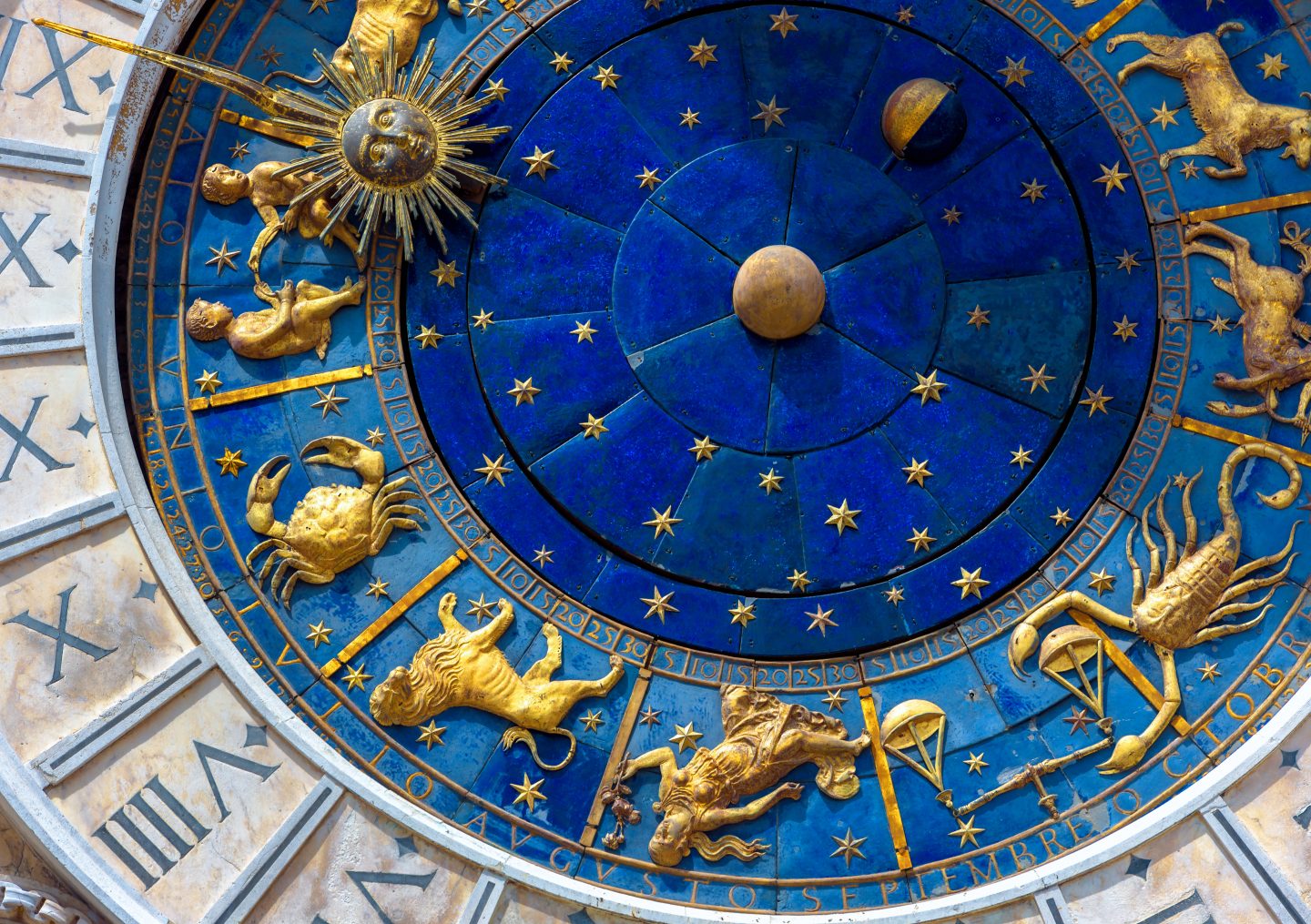 Ce riscă persoanele care cred in zodii și astrologie