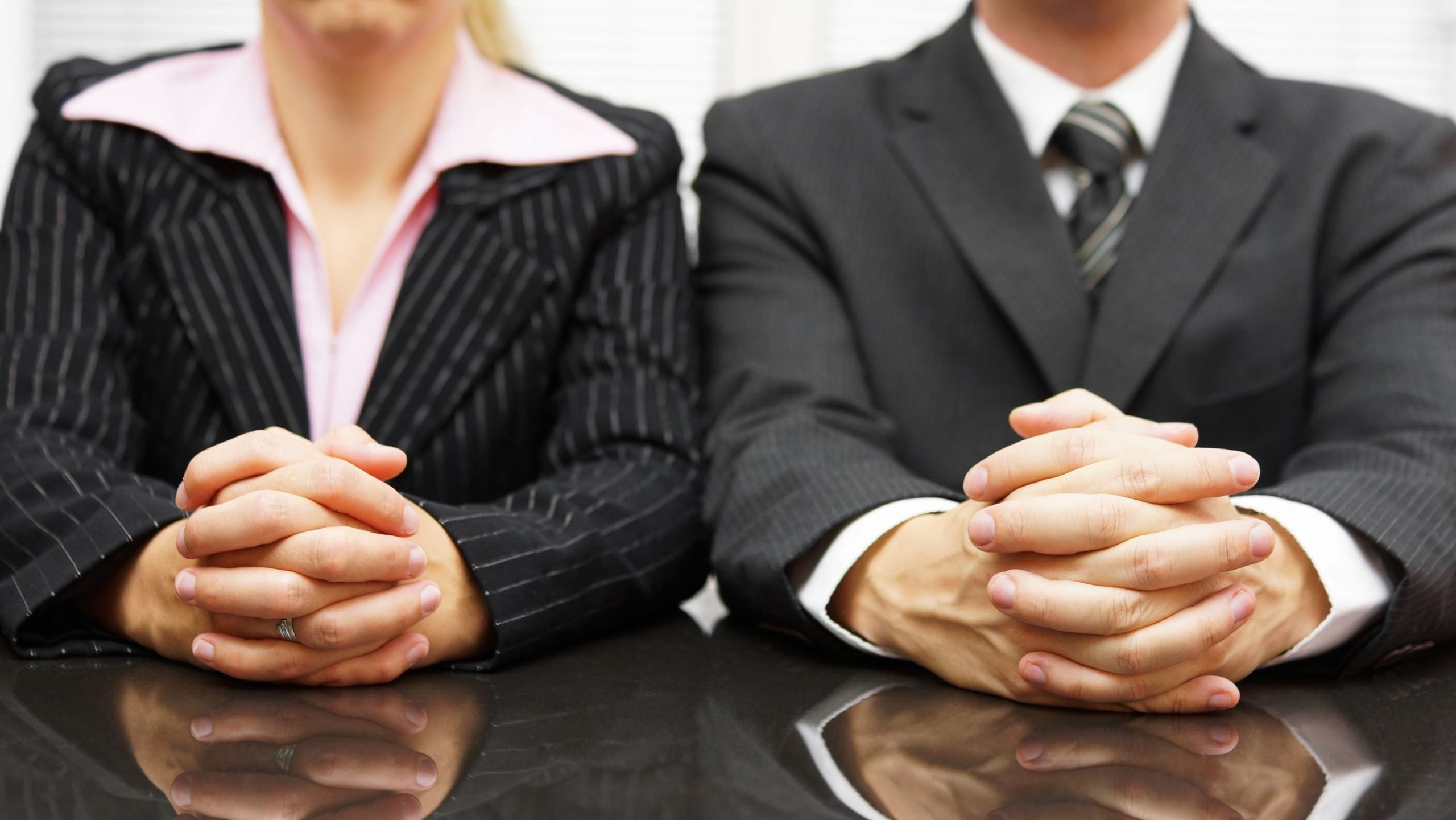 Ce spune despre tine modul în care îți ții mâinile sau picioarele. De necrezut cum te pot da de gol aceste poziții