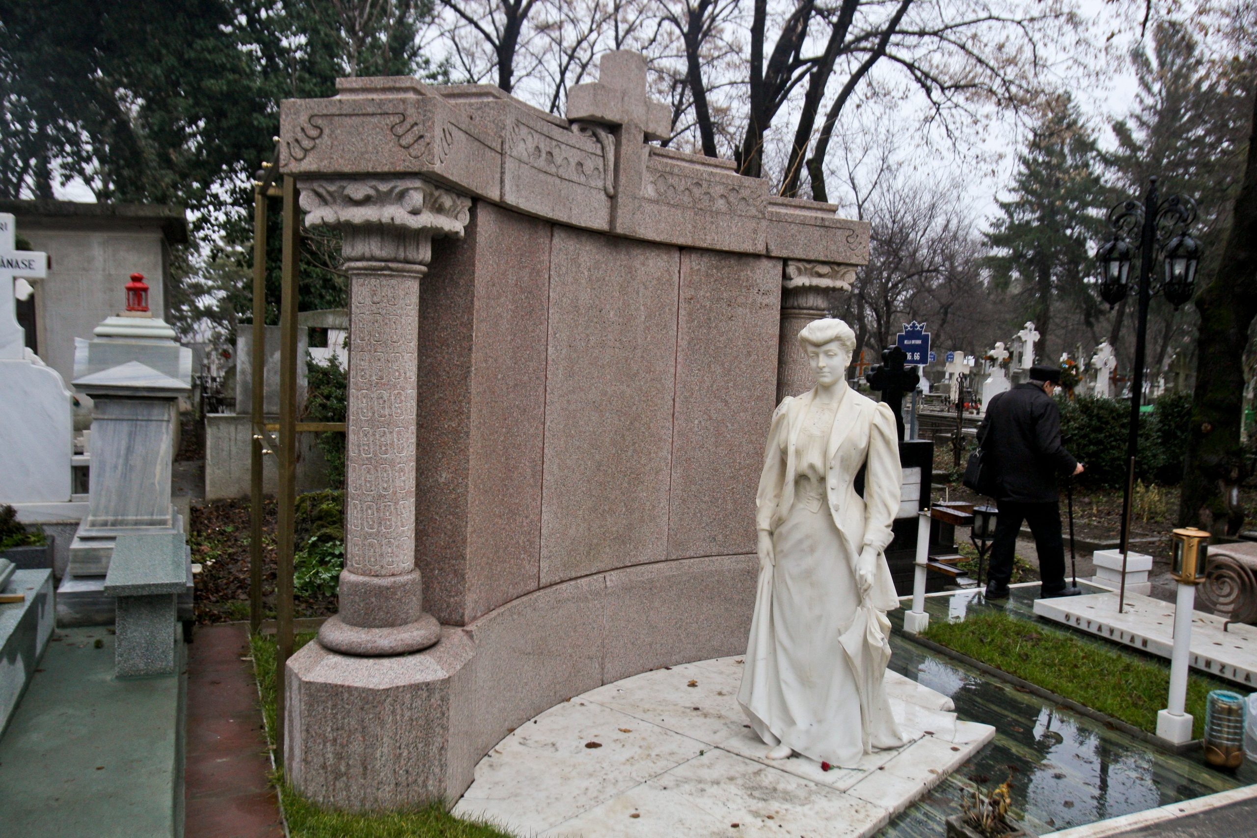 Statuia „Doamna cu ochi de smarald”