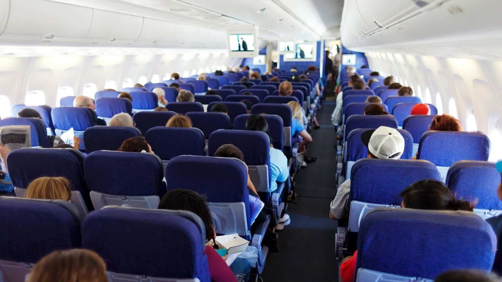 De ce vând companiile aeriene mai multe bilete decât capacitatea aeronavei