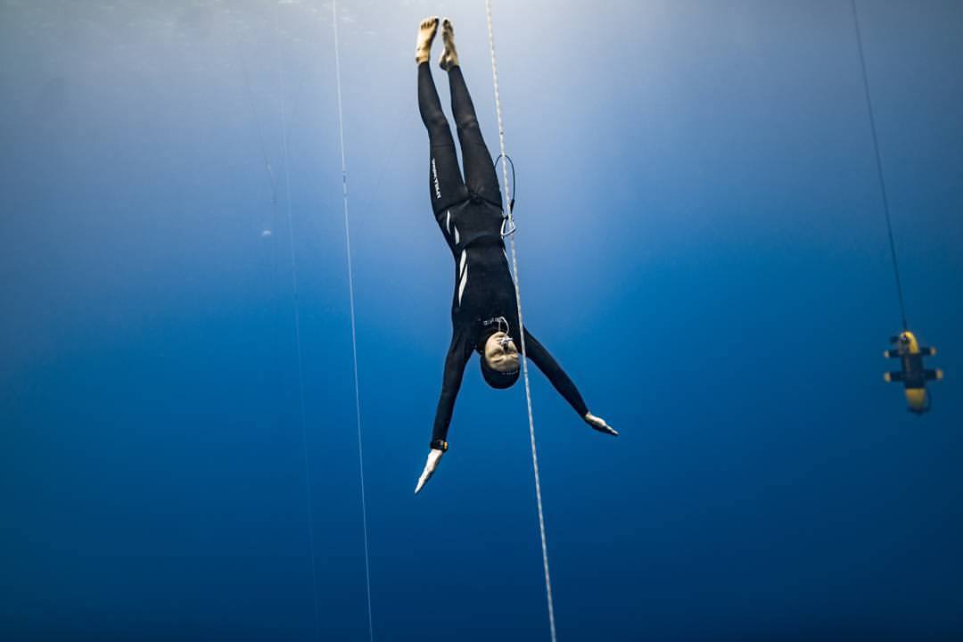 Femeia care a coborât până la 70 de metri sub apă fără tub de oxigen