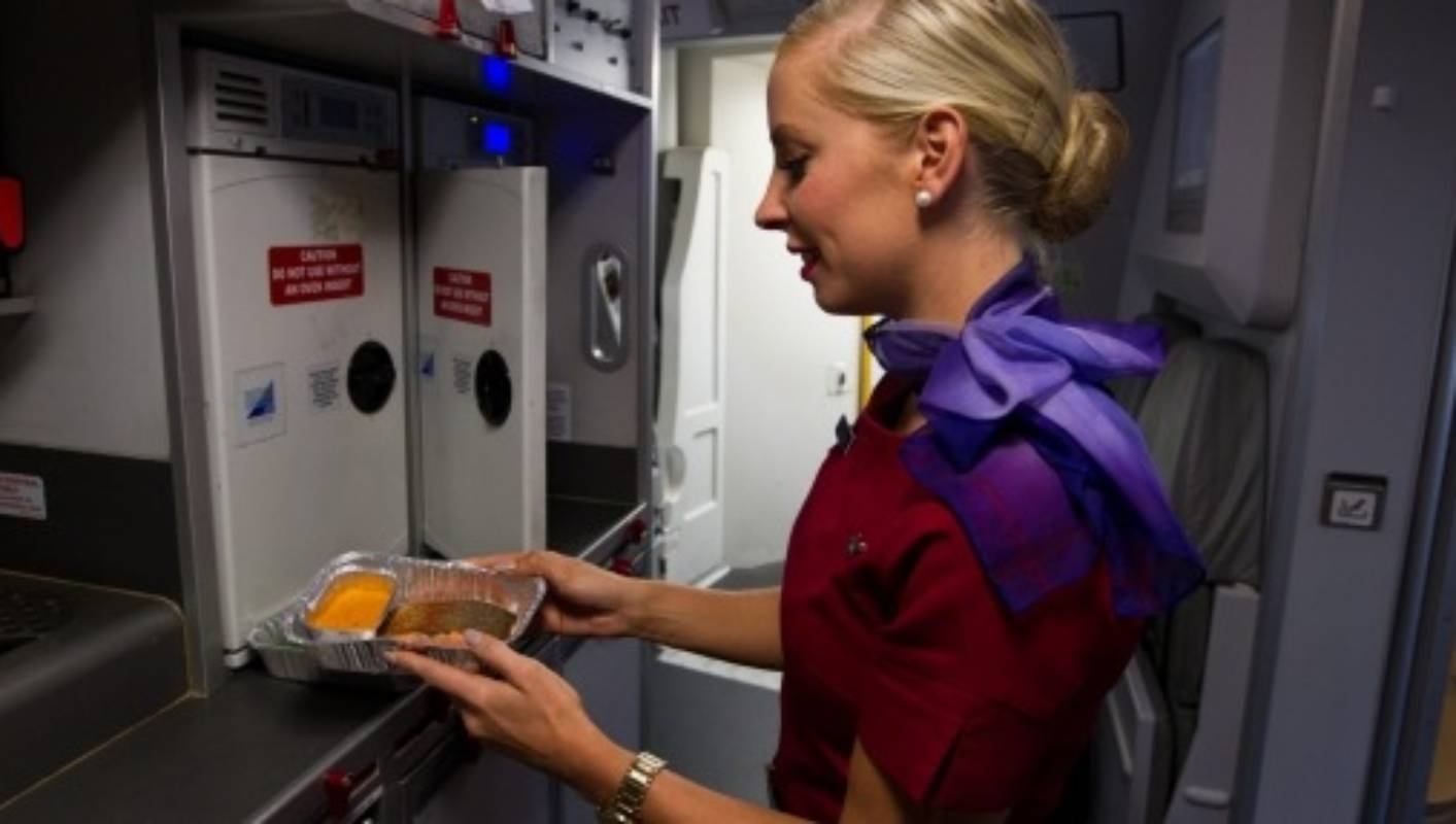 Motivul pentru care stewardesele nu mănâncă și nu beau produsele oferite pasagerilor în avion