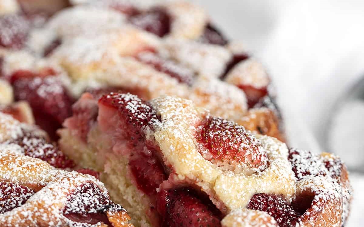 Prăjituri de casă pentru masa de sărbători - Prăjitură cu iaurt și fructe de pădure