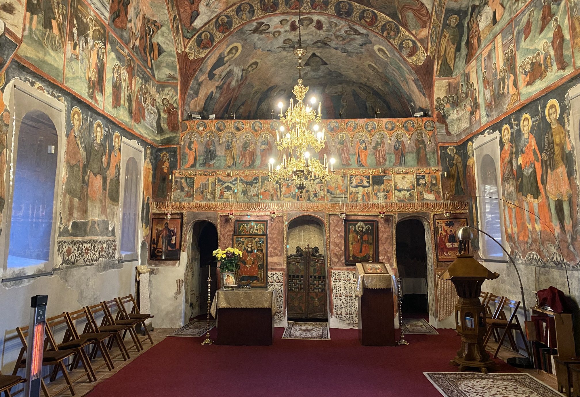 Interiorul mănăstirii Strehaia