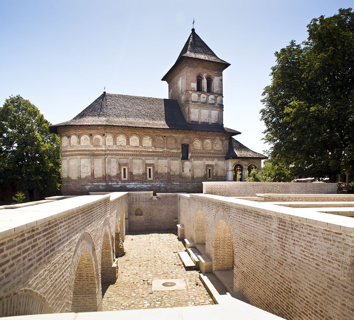 Singura mănăstire din România care are altarul spre sud. Unde se află și ce hram poartă. Este un important obiectiv turistic